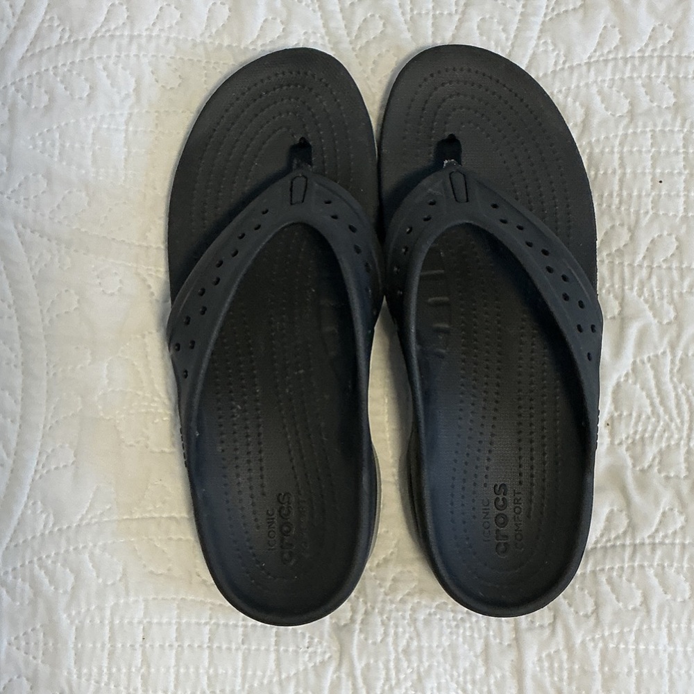CROCS Men's Classic Black Flip-Flops. Size 10
